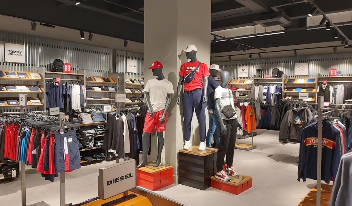 USC Clothing - Retailer to Close 30 ‘Unfashionable’ Stores